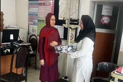 تقدیر از مادر اهداکننده شیر مادر در شهرستان اسلامشهر 